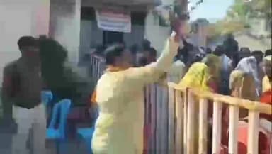 टीकमगढ़: किसान को थप्पड़ मारने वाले तहसीलदार ने बरसाए फूल, किसान बोले- फूल नहीं खाद्य चाहिए