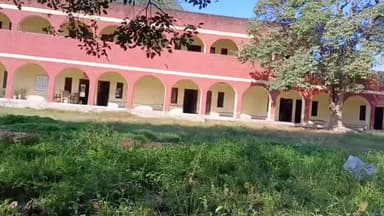 कालका: पिंजौर के चिक्कन गांव में स्कूल के खेल मैदान से निकल रहा पानी, बिल्डिंगों को खतरा