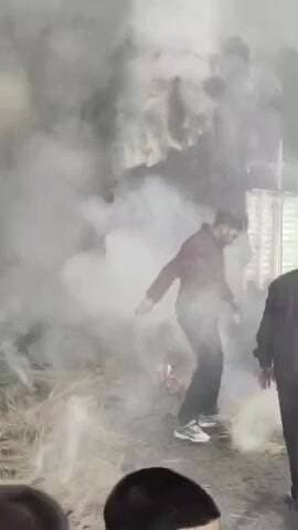 चम्पावत: डिग्री कालेज सड़क पर एक पिकअप में एकाएक आग लगी, जीप में मवेशियों के लिए रखी सूखी घास पूरी तरह जलकर हुई राख