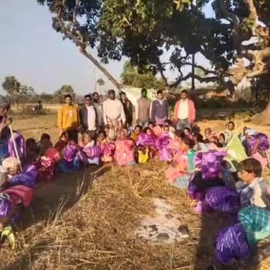 अमड़ापाड़ा: विधायक हेमलाल मुर्मू के सौजन्य से झामुमो जिला उपाध्यक्ष ने प्रखंड क्षेत्र में गरीबों को कंबल बांटे