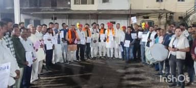 महेश्वर: 21 दिसंबर को जन क्रांति न्याय आंदोलन में शामिल होने के लिए निमंत्रण कार्ड बांटे गए