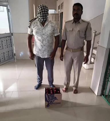 ସୁନ୍ଦରଗଡ ସହର: ଗୁରୁଣ୍ଡିଆ: ଟିକିଲି ପଡ଼ା ନିକଟରୁ ଜଣେ ମଦ ବେପାରୀ ବଡ଼ଗାଁ ଅବକାରୀ ବିଭାଗ ଦ୍ଵାରା ଗିରଫ, 7.800 ଲିଟର ବିଦେଶୀ ମଦ ଜବତ