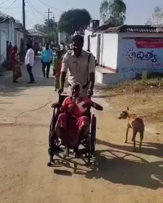 చేగుంట: వల్లూరు పోలింగ్ కేంద్రాల వద్ద వృద్ధులను దివ్యాంగులకు పోలీసులు సేవలు