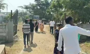 అల్లాదుర్గం: కోనాపూర్ గ్రామంలో ఓటు హక్కును వినియోగించుకున్న మాజీ ఎమ్మెల్యే పద్మా దేవేందర్ రెడ్డి