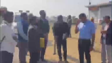 उतरौला: जिलाधिकारी विपिन कुमार जैन ने उतरौला गौरा चौराहा तुलसीपुर मार्ग पर चल रहे चौड़ीकरण का किया निरीक्षण