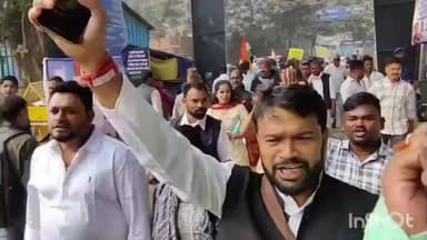 तोकापाल: बस्तर जिला कांग्रेस के पदाधिकारी रामलीला मैदान में आयोजित कांग्रेस के 'वोट चोर, गद्दी छोड़' कार्यक्रम में हुए शामिल