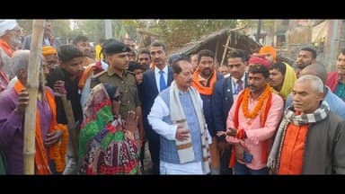 बड़हिया: उपमुख्यमंत्री अग्नि पीड़ित परिवार से मिले, हर संभव सहायता का दिया भरोसा