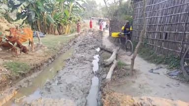 ইটাহার: ট্রাক্টর চলাচল করে রাস্তা যেন নিকাশি নালায় পরিনত হয়েছে ইটাহারের দশমথ পশ্চিমপাড়া গ্রামে, সংস্কারের দাবি স্থানীয়দের