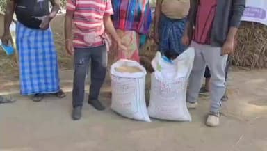 ফরাক্কা: ফারাক্কা ব্লকের অন্তর্গত সুদনা মৌজায় প্রাকৃতিক দুর্যোগে ক্ষতিগ্রস্ত চাষিদের মধ্যে গম ও মসুরের বীজ বিতরণ করা হয়।