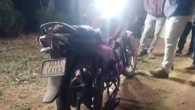 ବୌଦ୍ଧ ସଦର: ହରେକୃଷ୍ଣପୁର ନିକଟରେ କାର ଧକ୍କାରେ ବାଇକ ଆରୋହୀ ଗୁରୁତର, ଉତ୍ୟକ୍ତ ଲୋକଙ୍କ ରାସ୍ତାରୋକ