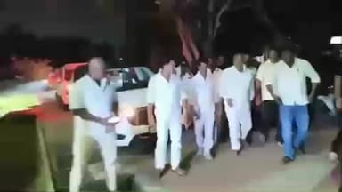 பெருந்துறை: விஜயமங்கலம் டோல்கேட் பகுதியில் வருகின்ற டிசம்பர் மாதம் 18ஆம் தேதி நடைபெற உள்ள தவெக மாநாட்டை குறித்து ஆலோசனை நடத்த வந்த பொதுச் செயலாளர் உற்சாக வரவேற்பு