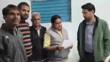 टीकमगढ़: बम्होरी नगदा गांव के किसानों ने बिजली की समस्या को लेकर विद्युत अधिकारी को ज्ञापन सौंपा