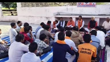 रेवदर: रेवदर के वेडेश्वर मामा जी मंदिर परिसर में विश्व हिंदू परिषद प्रखंड की बैठक संपन्न, आगामी कार्यक्रमों पर हुआ मंथन