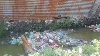 ஏரல்: ஏராளம் நியாய விலை கிடையாது கழிவுநீர் கால்வாயில் குப்பைகளால் துர்நாற்றம் அப்புறப்படுத்த பொதுமக்கள் கோரிக்கை