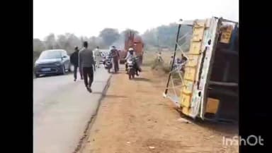 ইন্দপুর: সংকীর্ণ রাজ্য সড়কে ফের দুর্ঘটনা, ইন্দপুরে লরি–ছোটো গাড়ির সংঘর্ষে জখম ১