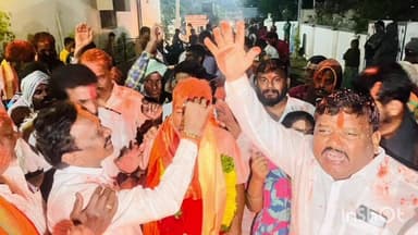 వర్ధన్నపేట: వర్ధన్నపేట నియోజకవర్గం మాజీ ఎమ్మెల్యే శ్రీధర్ నియోజకవర్గంలో బిజెపి బలపరిచిన అభ్యర్థులు గెలవడంతో సంబరంలో పాల్గొన్నారు