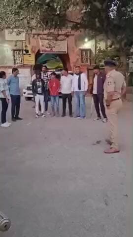 ભાણવડ: ભાણવડ ખાતે અસામાજિક તત્વોને જાહેરમાં કાયદાનો પાઠ ભણાવતી ભાણવડ પોલીસ.