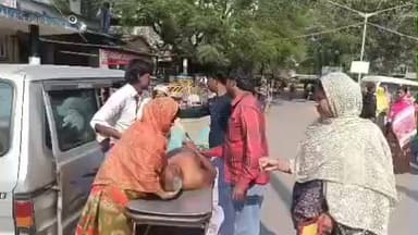 বহরমপুর: ছয়ঘড়ি গ্রামে দোকানে চা খেতে গিয়ে অসুস্থ এক ব্যক্তি চিকিৎসাধীন বহরমপুরMMC&H