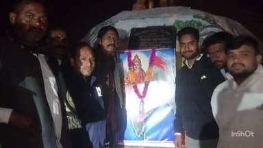 खनियाधाना के रेंज चौराहे पर शौर्य दिवस की मौके पर सैकड़ो की संख्या में एकत्रित बजरंग दल कार्यकर्ताओं ने लगाए जयकारे