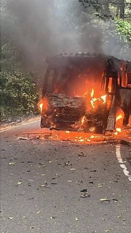 ವಿರಾಜಪೇಟೆ: ಮಾಕುಟ್ಟದಲ್ಲಿ ನಡುರಸ್ತೆಯಲ್ಲೇ ಹೊತ್ತಿ ಉರಿದ ಪ್ರವಾಸಿ ಬಸ್