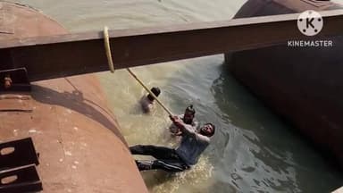 दरौली: सरयू नदी में पीपा पुल से रील बनाने उतरे युवकों की तस्वीर वायरल