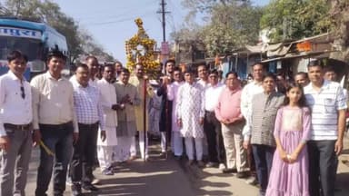 आसपुर: आसपुर में अमीझरा पार्श्वनाथ का जन्म कल्याणक महोत्सव, श्रद्धालुओं ने वरघोड़ा निकाला और डांडिया रास खेला