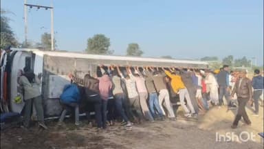 माण्डल: हरिपुरा भगवानपुरा चौराहे पर ओवरटेक के चक्कर में तेज रफ्तार बस पलटी, बस में 50 से 60 लोग सवार थे