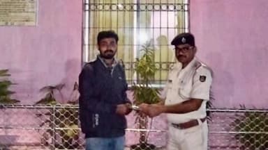 ଜଗତସିଂହପୁର: ଜଗତସିଂହପୁର ଜିଲ୍ଲା ମୁଖ୍ୟ ସ୍ୱାସ୍ଥ୍ୟ କେନ୍ଦ୍ର ପରିସରରୁ ଚୋରି ହୋଇଥିବା ମୋବାଇଲି କୁ ଜବତ କରି,ମୋବାଇଲି ମାଲିକ କୁ ହସ୍ତାନ୍ତର କଲା ପୋଲିସ