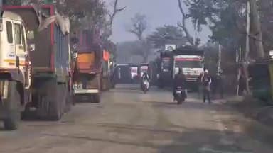 टंडवा: रहमतनगर गांव में राख की ढुलाई के विरोध में ग्रामीणों का फूटा गुस्सा, सड़क किया जाम