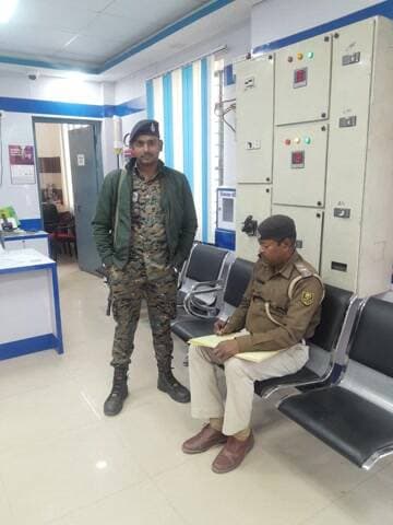 #कटिहार_पुलिस द्वारा बैंकिंग प्रतिष्ठानों /ATM में सुरक्षा-व्यवस्था सुनिश्चित करनें हेतू बैंकों की सुरक्षा जांच की जा रही है I
👉बैंक परिसर के अंदर एवं बाहर संदिग्ध पर निगरानी रखी जा रही है I