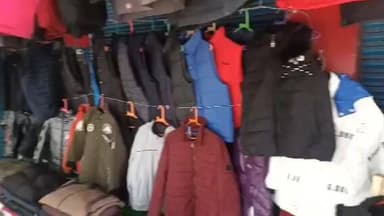 বহরমপুর: কম দামে বিদেশি শীতবস্ত্র বহরমপুরে বিক্রি করছেন ব্যবসিকরা