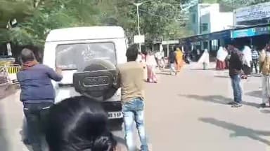 বহরমপুর: MMC&H এর ইমার্জেন্সির সামনে খারাপ হয়ে যাওয়া গাড়িকে ঠেলে সরিয়ে চতুর ফাঁকা করলেন গাড়িচালক ও যুবকরা