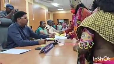 மதுரை தெற்கு: திருப்பரங்குன்றம் தீபத்தூணில் தீபம் ஏற்ற கோரி கடவுள் வேடமிட்டு நரிக்குறவர் சமூகத்தினர் ஆட்சியரிடம் மனு