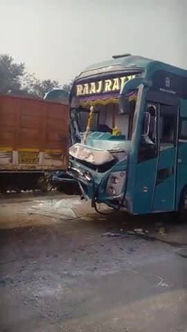 जबलपुर भोपाल मार्ग पर जबलपुर आते समय बस ट्रक से भ्रांत हो गई जिसमें ड्राइवर को छोटे #आई हैं
#जबलपुर #भेड़ाघाट