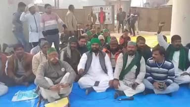 तिलहर: भारतीय किसान यूनियन के कार्यकर्ताओं ने निगोही रोड स्थित रेलवे क्रॉसिंग को खुलवाने की मांग को लेकर धरना प्रदर्शन किया