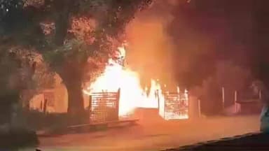 पातेपुर: पातेपुर के बाजीतपुर गांव में असामाजिक तत्वों ने 5 दुकानों में लगाई आग, मामला दर्ज, पुलिस जांच में जुटी