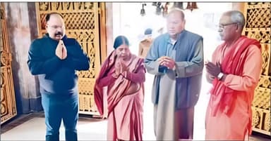 कुरसाकांटा: कुर्साकांटा - अररिया के एसपी ने अपने माता-पिता के साथ सुंदरनाथ मंदिर में की पूजा अर्चना