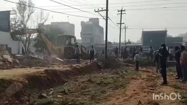 करेरा: नवीन बस स्टैंड की आरक्षित ज़मीन पर अतिक्रमण कर बने मकानों को जेसीबी से हटाया गया