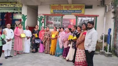 14 दिसंबर 2025 स्काई रिच एजुकेशन सेंटर उदयपुर में आयोजित मातृत्व सम्मेलन में खेल के दौरान पुरस्कार प्राप्त प्रतिभागी गण