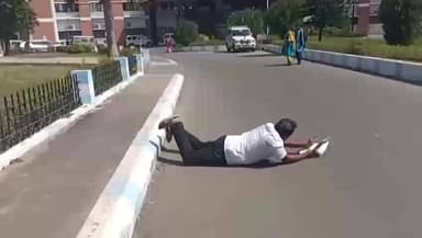 சேலம்: ஆட்சியரகம் இலவச வீட்டு மனை பட்டா கேட்டு சாலையில் படுத்து உருண்டு மனு அளிக்க சென்ற நபரால் பரபரப்பு