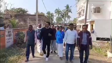 নওদা: ঘোড়ামারা গ্রামে মৃত পরিযায়ী শ্রমিকের পরিবারকে আর্থিক সহায়তা করেন ব্লক তৃণমূল সভাপতি