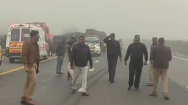 फतेहाबाद: आगरा लखनऊ एक्सप्रेसवे के 32वें माइलस्टोन पर ट्रेलर ने कार में टक्कर मारी, ट्रेलर के दूसरी ओर पहुंचने पर घुसी कार