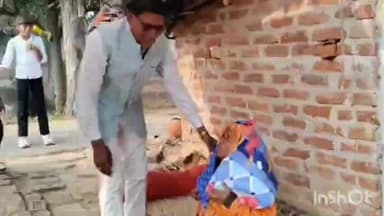 डंडा: डंडा में पूर्व मुखिया प्रत्याशी द्वारा कंबल का वितरण