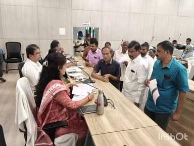 మున్సిపల్ ప్రధాన కార్యాలయంలో ప్రజావాణి కార్యక్రమంలో పాల్గొన్న కమిషనర్