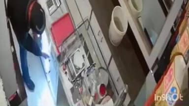 उमरगा: शहरातील शिवाजी चौक येथील श्री लीला ज्वेलर्स उचकटून पाच लाखाची चोरी अज्ञाता विरुद्ध उमरगा पोलिसात गुन्हा दाखल