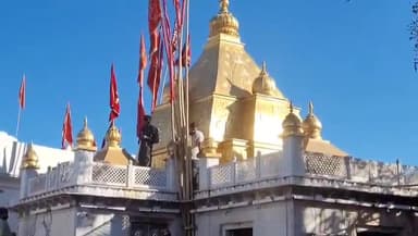 स्वारघाट: मंदिर के स्थापना दिवस को लेकर कलकत्ता के कारीगर मंदिर और माता के भव्य स्टेडियम को सजाने में जुटे