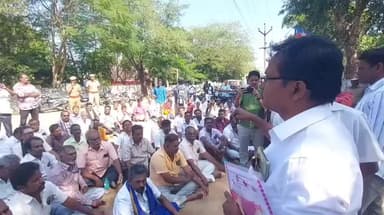 புதுக்கோட்டை: டாஸ்மாக் கடைகளில் பாட்டில்களை திரும்ப பெறுவதை எதிர்த்து அனைத்து தொழிலாள ர்கள் சங்க கூட்டமைப்பினர் சிப்காட் அலுவலகத்தில் காத்திருப்பு போராட்டம்