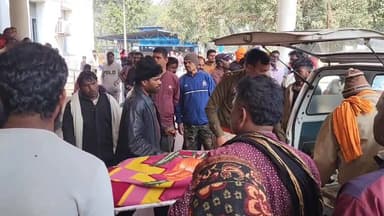 पेण्ड्रा: पेंड्रा के खुज्जी नदी के पास तेज रफ्तार कार की टक्कर से सहायक शिक्षक की मौत, दो बच्चे गंभीर घायल; जमकर हंगामा