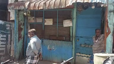 புதுக்கோட்டை: டாஸ்மாக் கடைகள் திடீரென அடைக்கப்பட்டதால் புதிய பேருந்து நிலையத்தில் மது பிரியர்கள் அவதி பிளாக் மார்க்கெட்டில் வாங்கிச் சென்ற அவலம்