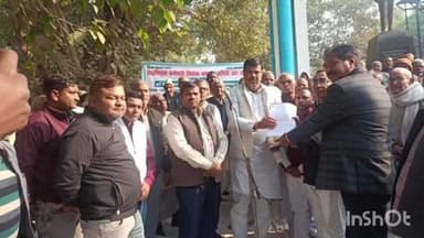 अकबरपुर: अंबेडकरनगर में सेवानिवृत्त कर्मचारियों ने कलेक्ट्रेट के निकट धरना प्रदर्शन किया, आठवें वेतन आयोग में लाभ की मांग